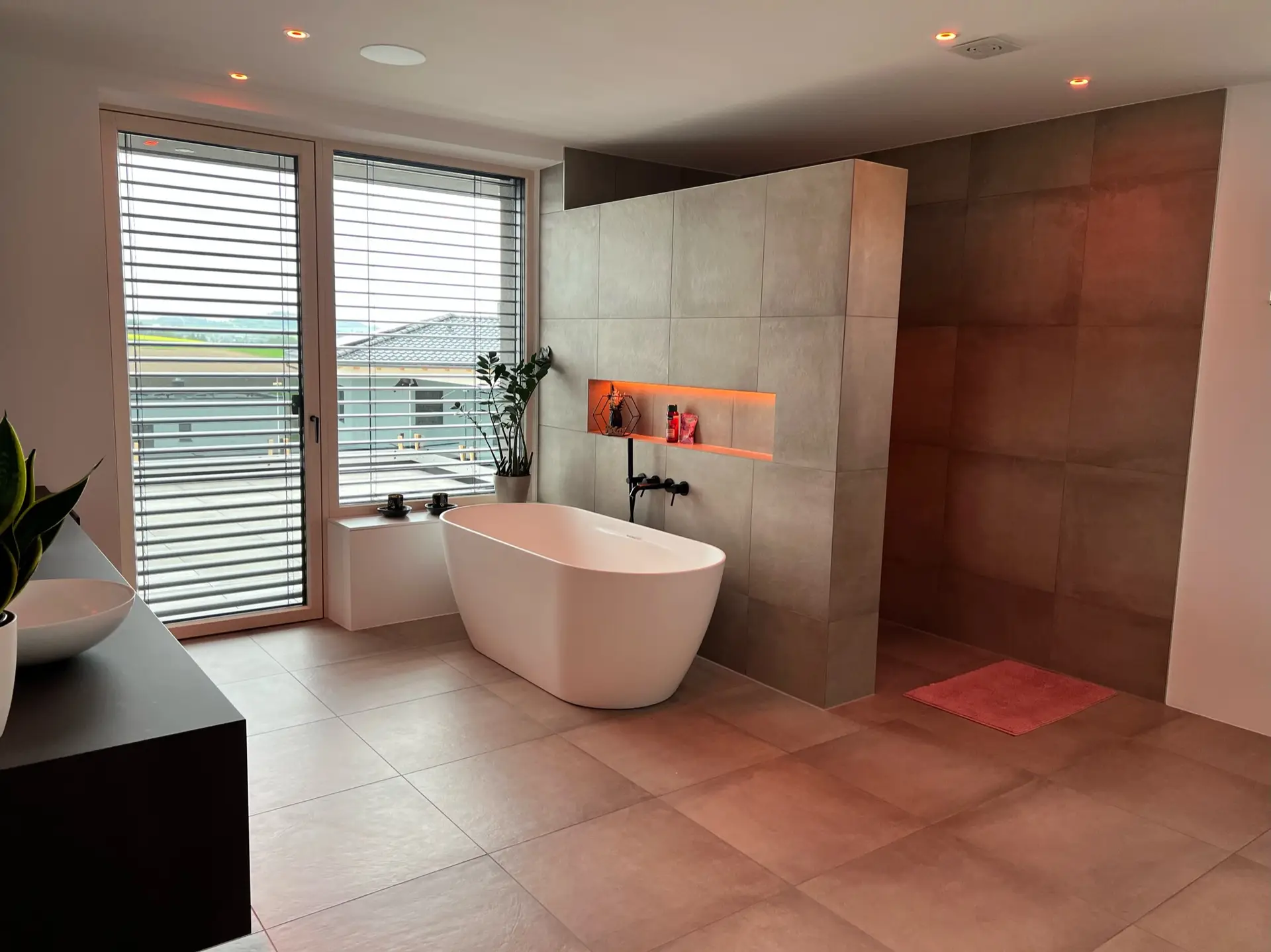 Badbeleuchtung planen – so setzt du Licht im Badezimmer richtig ein!